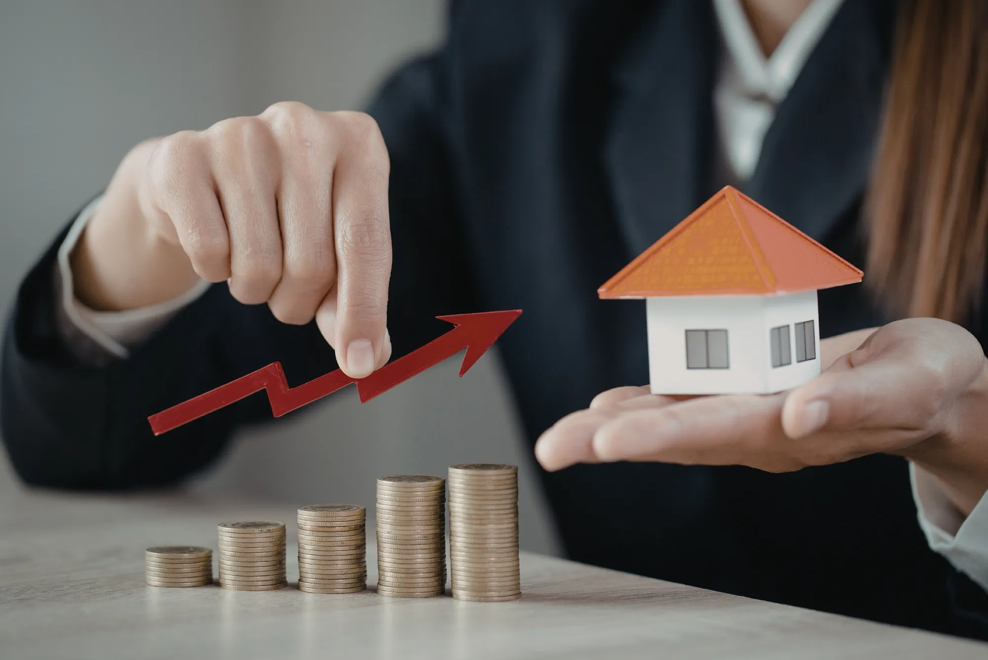 Cómo se ajusta el valor de construcción en un avalúo inmobiliario